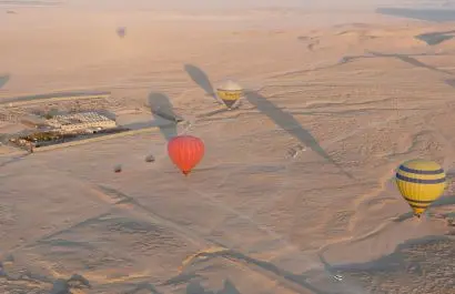 Colorfyl hot air ballons flying over the Moroccan desert